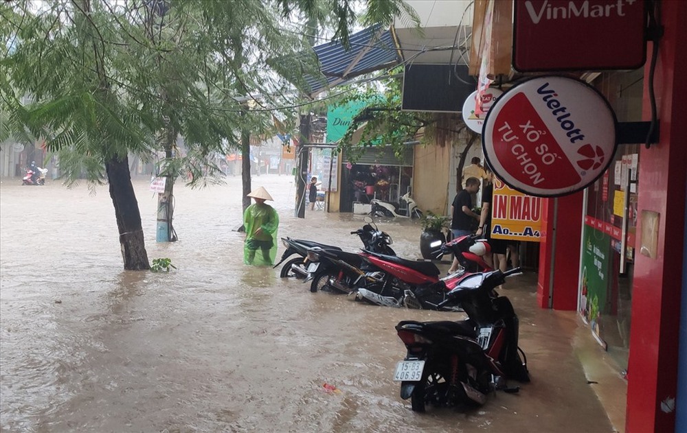 Mưa lớn ở Hải Phòng, nhiều tuyến phố ngập trong biển nước, xe chết máy la liệt - Ảnh 7.