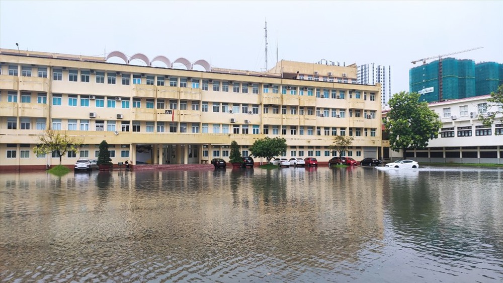 Mưa lớn ở Hải Phòng, nhiều tuyến phố ngập trong biển nước, xe chết máy la liệt - Ảnh 8.