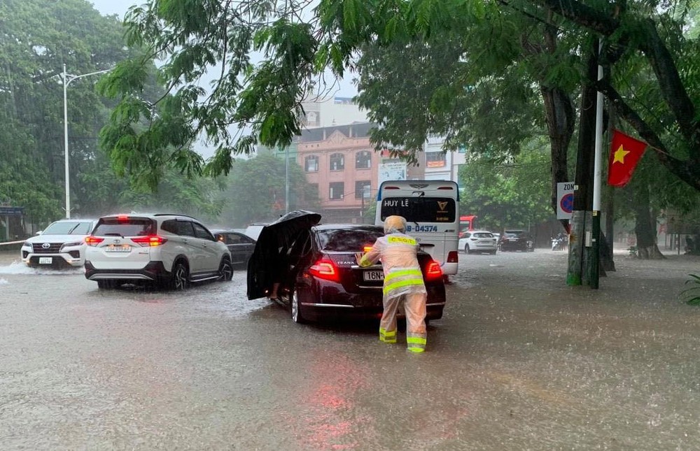 Mưa lớn ở Hải Phòng, nhiều tuyến phố ngập trong biển nước, xe chết máy la liệt - Ảnh 9.