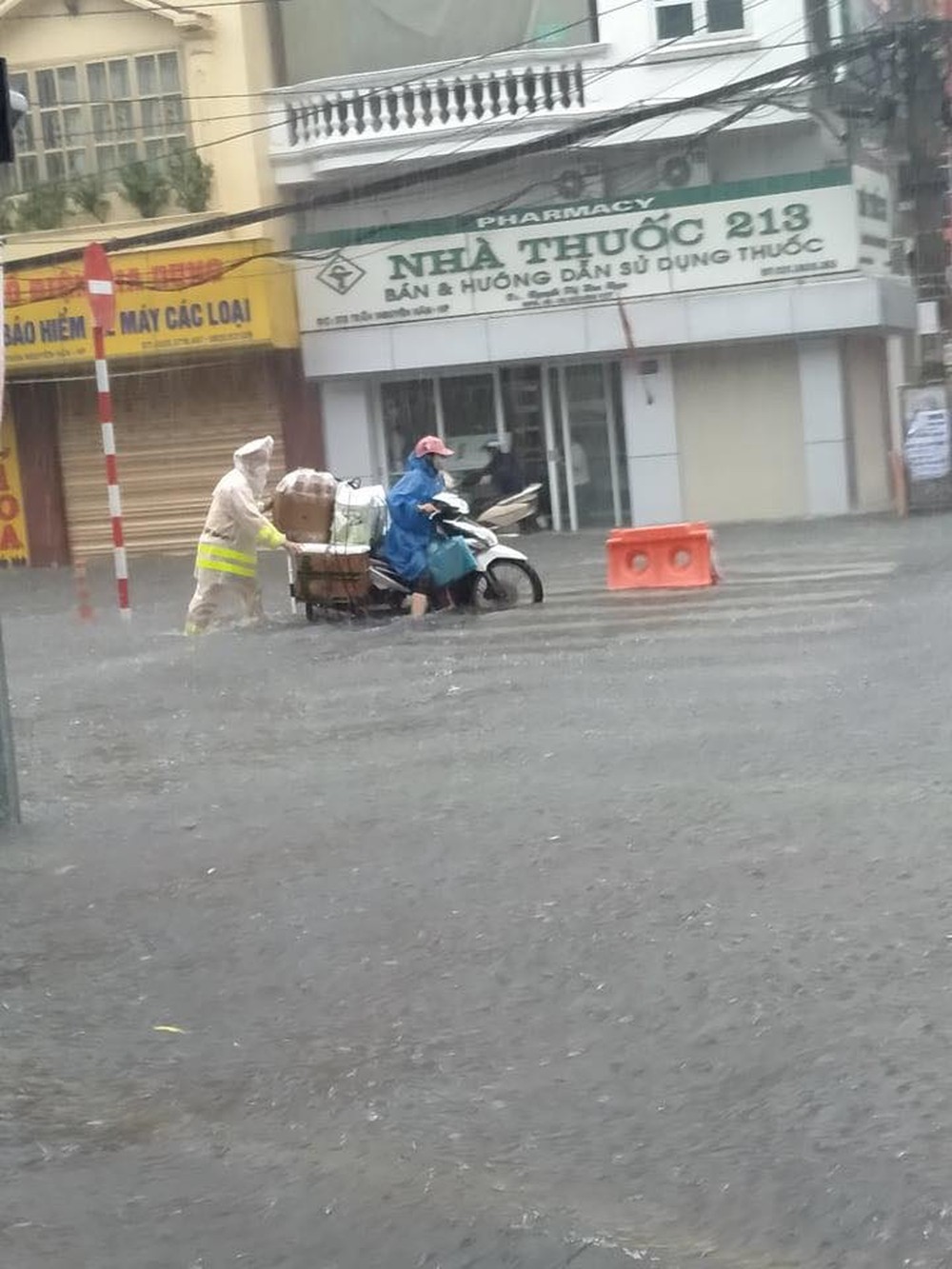 Mưa lớn ở Hải Phòng, nhiều tuyến phố ngập trong biển nước, xe chết máy la liệt - Ảnh 10.
