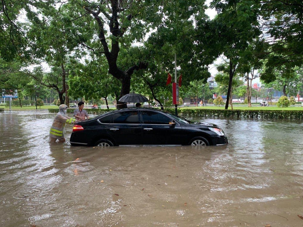 Mưa lớn ở Hải Phòng, nhiều tuyến phố ngập trong biển nước, xe chết máy la liệt - Ảnh 11.