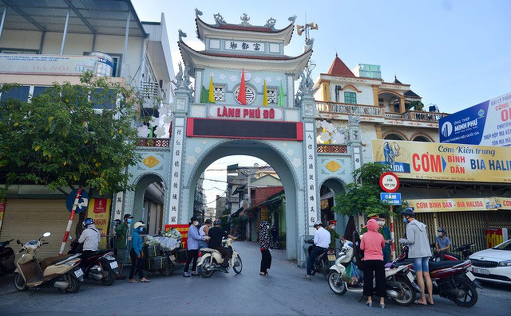 Hà Nội: Ra đường không lý do, người phụ nữ lấy 2 con dao dọa tổ công tác ai vào gần sẽ đâm chết