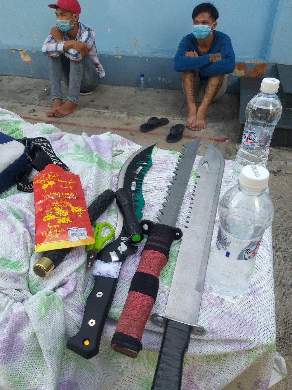Phát hiện 2 thanh niên vác mã tấu và ma tuý đi lại trong khu vực bị khoá chặt, đông cứng ở Bình Dương - Ảnh 1.