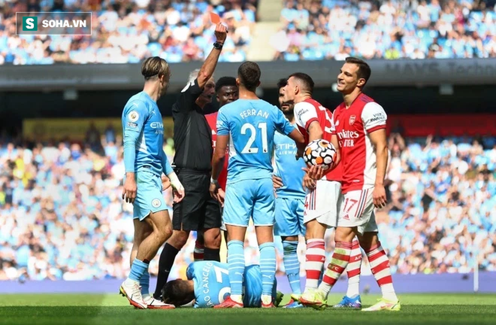 Bị nẫng tay trên mất Ronaldo, Man City trút cơn giận lôi đình lên Arsenal tội nghiệp - Ảnh 3.