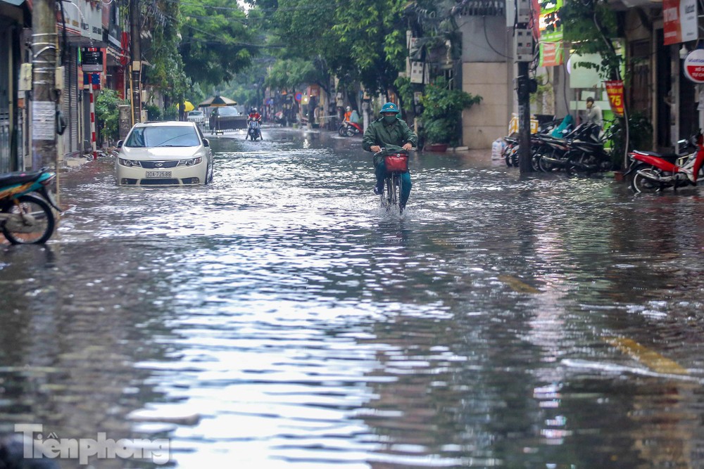 Phố phường Hà Nội ngập tứ bề sau cơn mưa lớn cuối ngày - Ảnh 12.