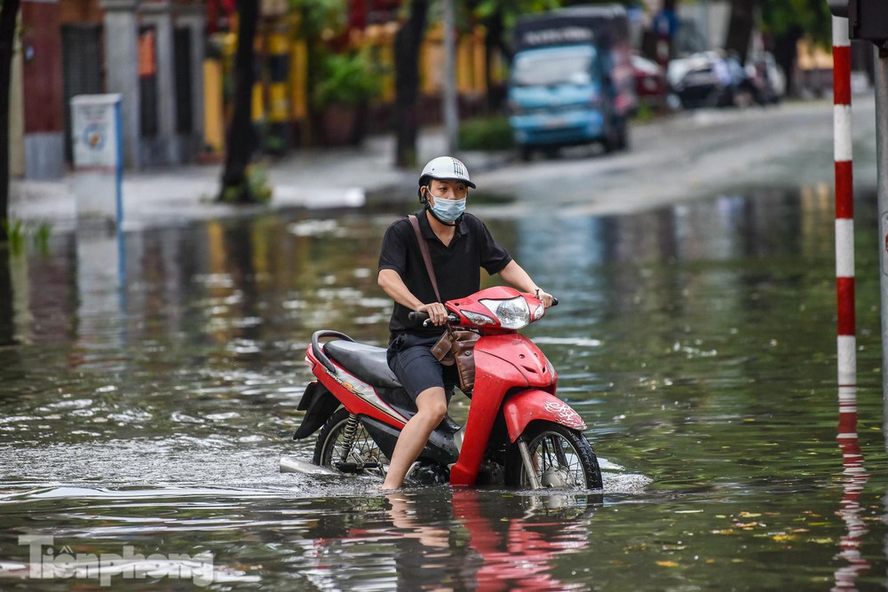 Phố phường Hà Nội ngập tứ bề sau cơn mưa lớn cuối ngày - Ảnh 16.