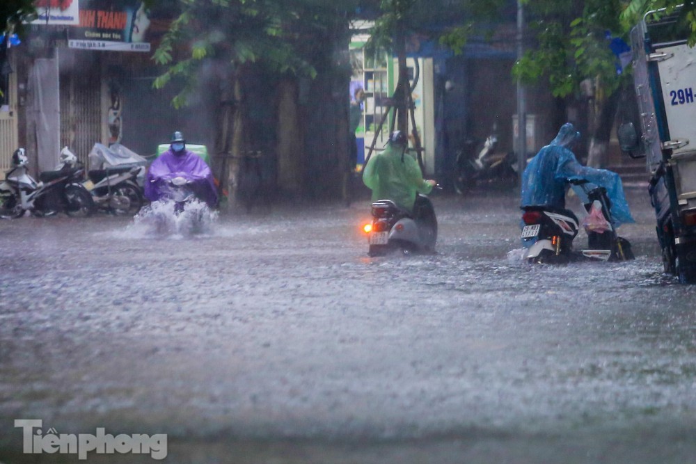 Phố phường Hà Nội ngập tứ bề sau cơn mưa lớn cuối ngày - Ảnh 7.
