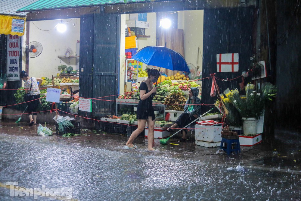 Phố phường Hà Nội ngập tứ bề sau cơn mưa lớn cuối ngày - Ảnh 8.