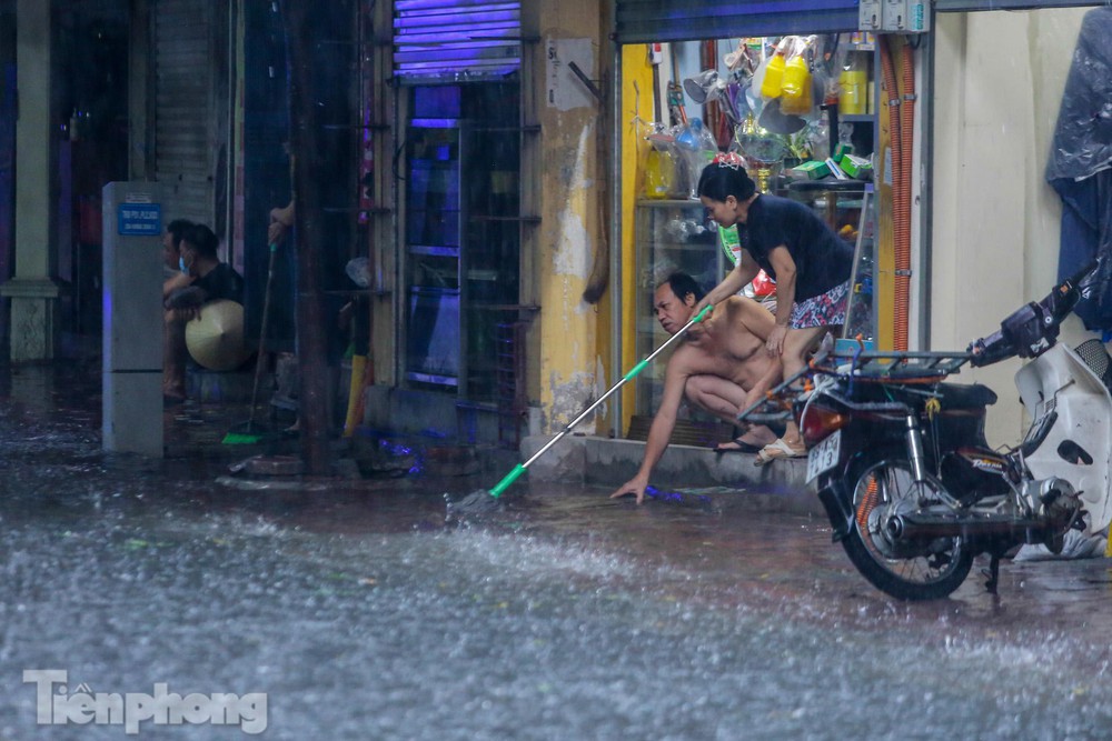 Phố phường Hà Nội ngập tứ bề sau cơn mưa lớn cuối ngày - Ảnh 9.