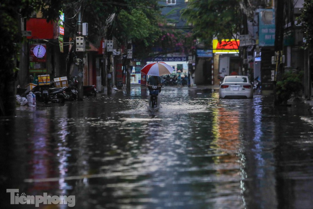 Phố phường Hà Nội ngập tứ bề sau cơn mưa lớn cuối ngày - Ảnh 10.
