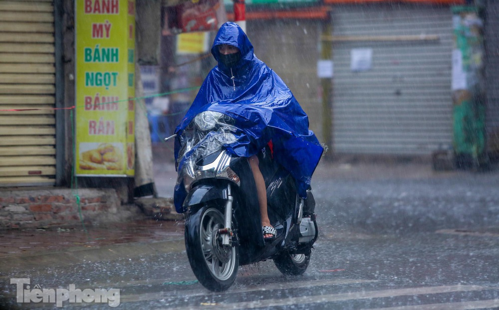 Phố phường Hà Nội ngập tứ bề sau cơn mưa lớn cuối ngày
