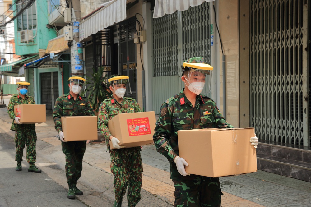 Ca sĩ tỷ phú Hà Phương ủng hộ Sài Gòn hơn 100 tấn lương thực - Ảnh 3. Ca sĩ tỷ phú Hà Phương ủng hộ Sài Gòn hơn 100 tấn lương thực - Ảnh 3.