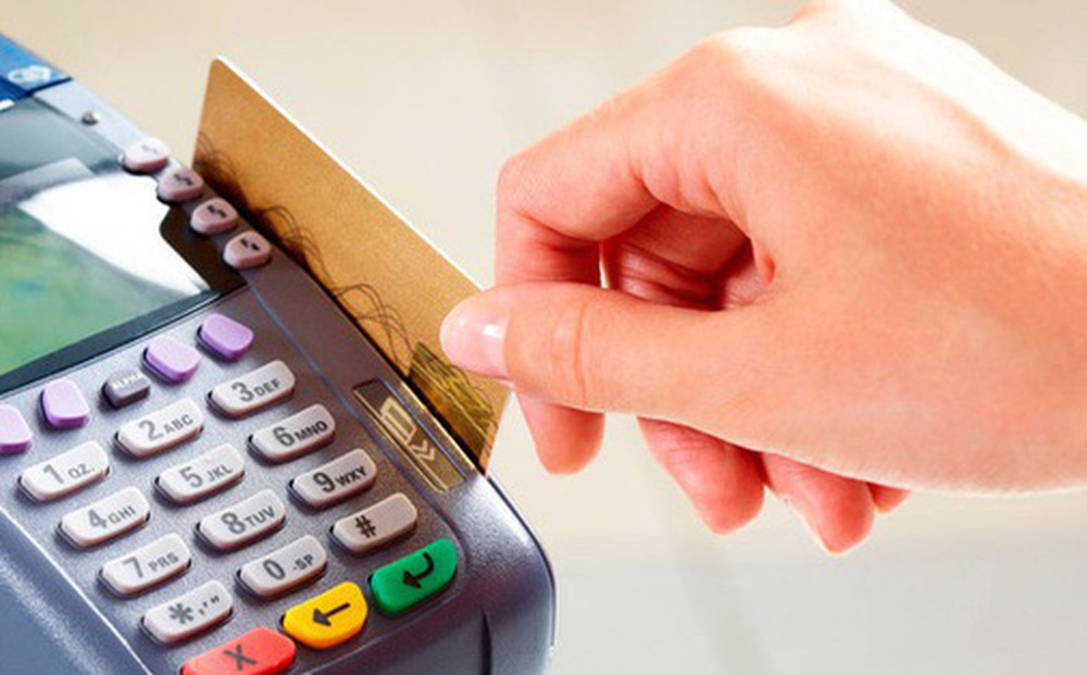 Lỡ vay tiêu dùng, quẹt thẻ tín dụng trước dịch, nhiều người chật vật trả góp hàng tháng