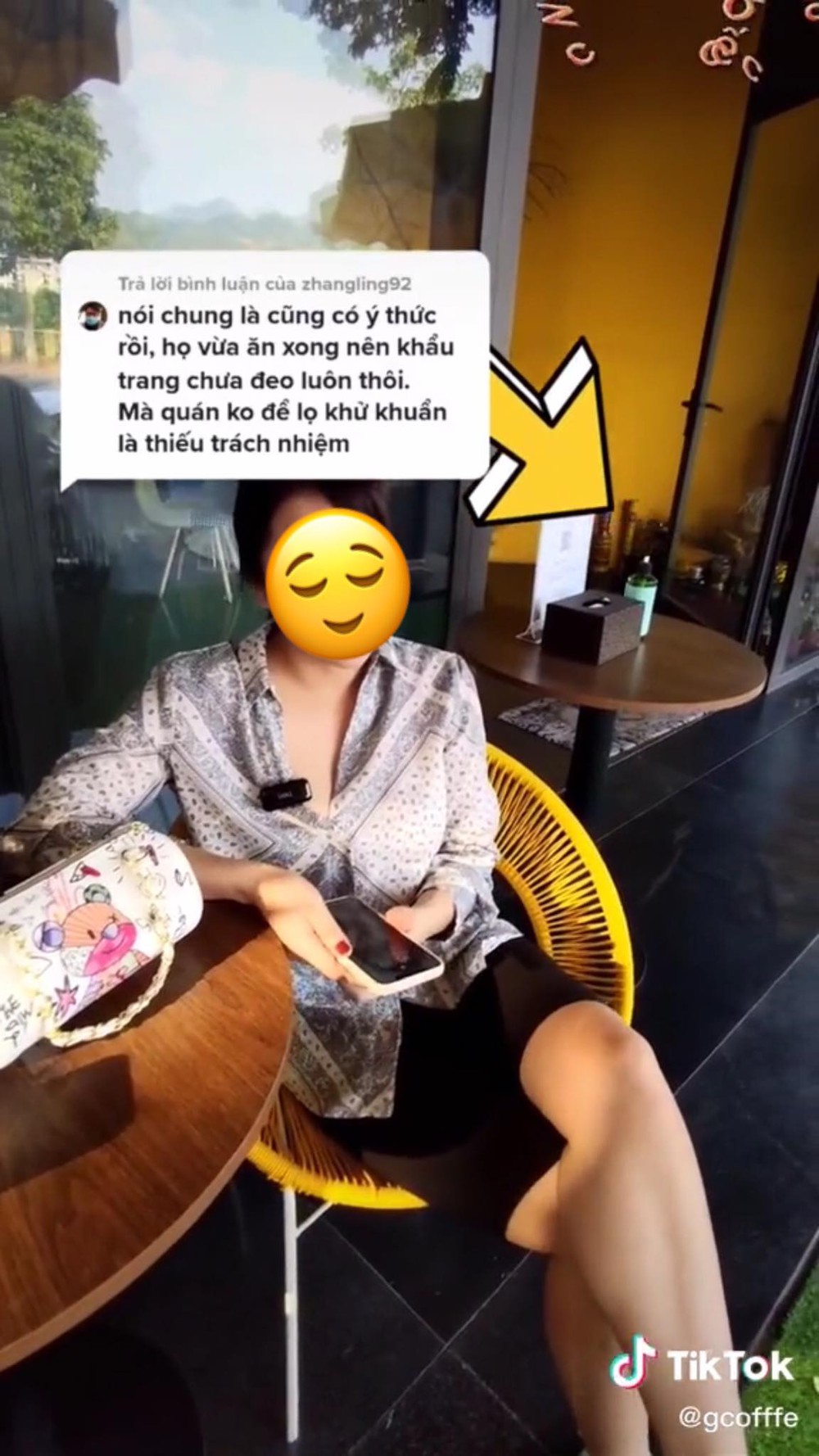 Ra khỏi quán cafe, người phụ nữ liền sát khuẩn tay nhưng sự hoang mang của nhân viên khiến tất cả thấy sai sai - Ảnh 3. Ra khỏi quán cafe, người phụ nữ liền sát khuẩn tay nhưng sự hoang mang của nhân viên khiến tất cả thấy sai sai - Ảnh 3.