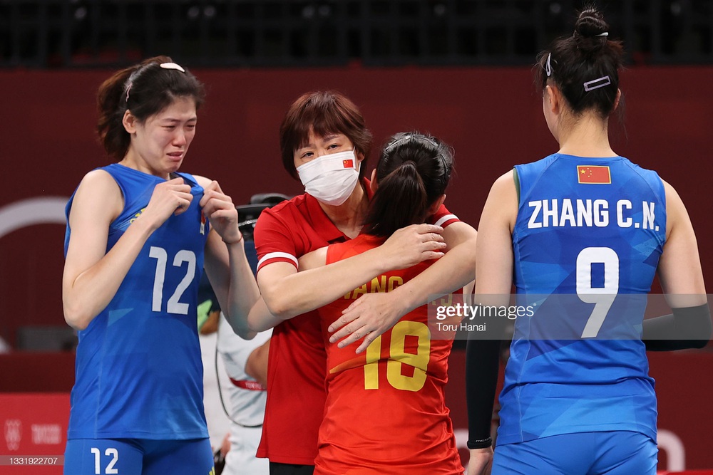 VĐV Trung Quốc khóc như mưa, cúi rạp người chia tay HLV huyền thoại ở Olympic Tokyo 2020 - Ảnh 7.
