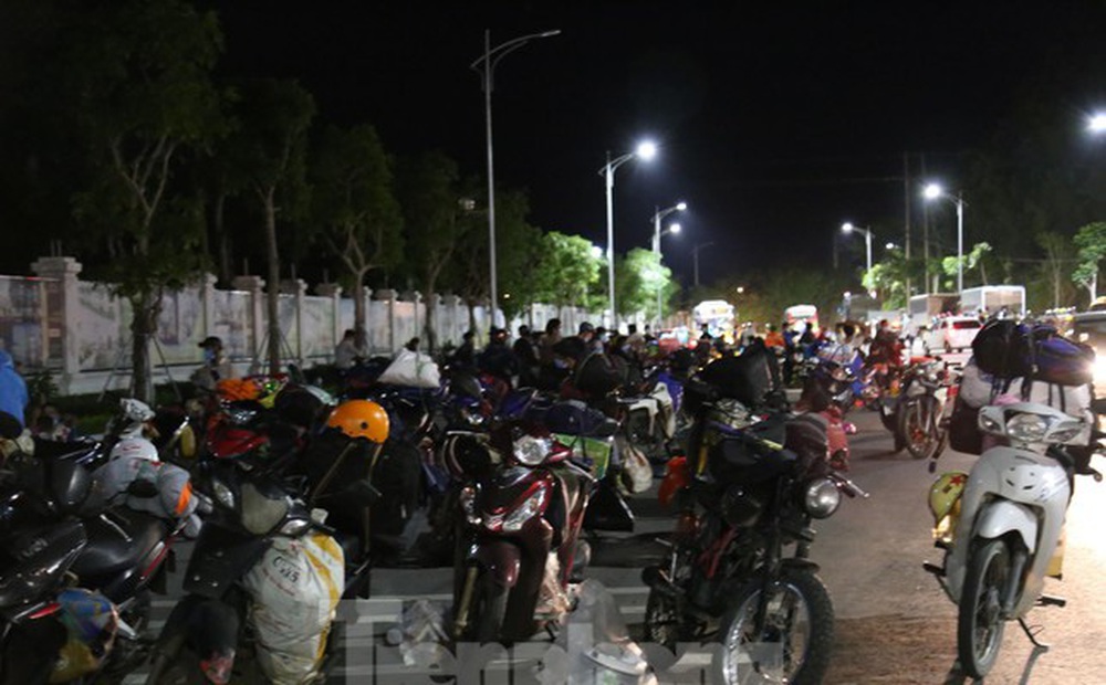 Hàng trăm người đi xe máy vượt ngàn km về tới chốt cầu Bến Thủy trong đêm