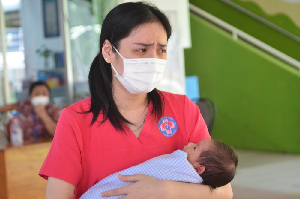 Giọt nước mắt hạnh phúc của nữ tiếp viên xin làm mẹ cho hàng chục trẻ sơ sinh có bố mẹ là F0 - Ảnh 5.