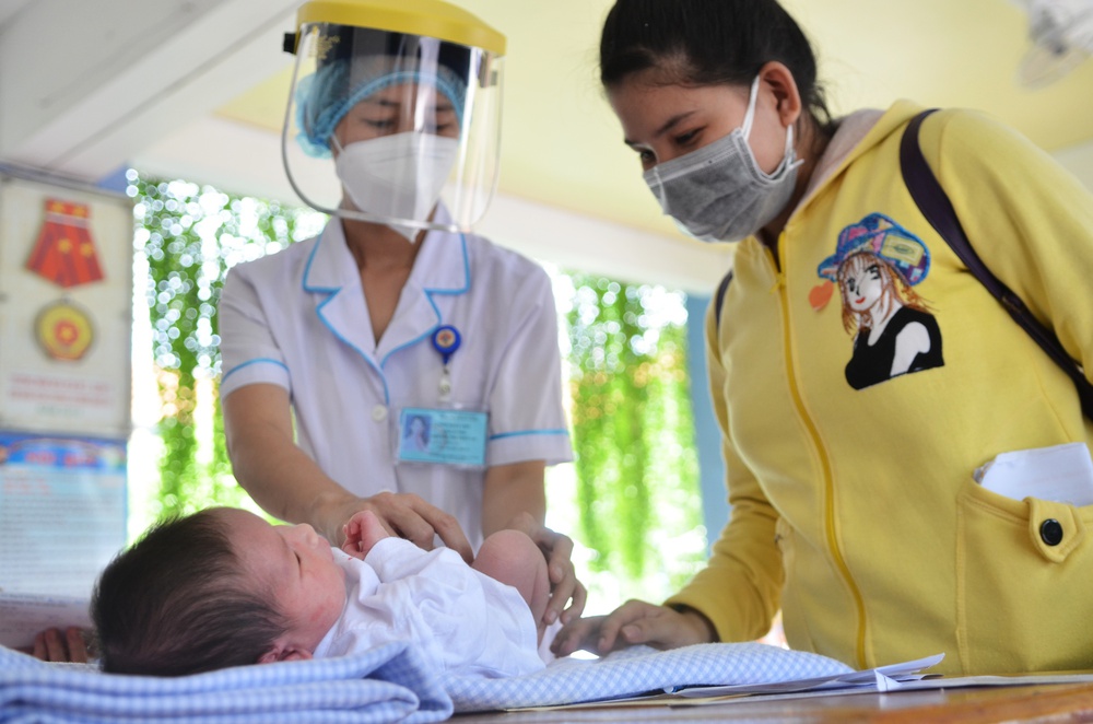 Giọt nước mắt hạnh phúc của nữ tiếp viên xin làm mẹ cho hàng chục trẻ sơ sinh có bố mẹ là F0 - Ảnh 7.