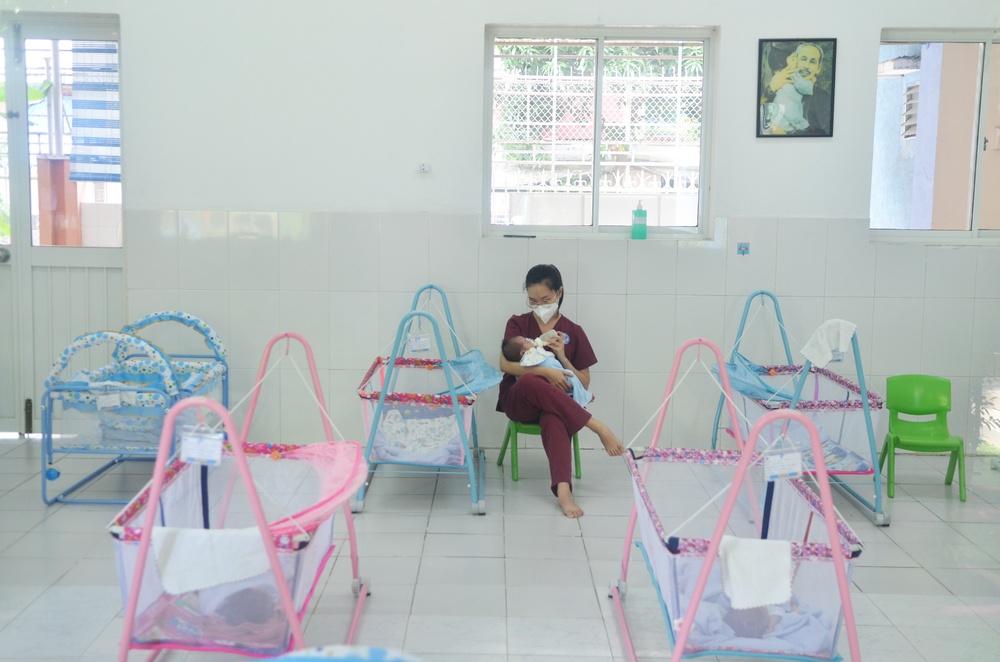 Giọt nước mắt hạnh phúc của nữ tiếp viên xin làm mẹ cho hàng chục trẻ sơ sinh có bố mẹ là F0 - Ảnh 12. Giọt nước mắt hạnh phúc của nữ tiếp viên xin làm mẹ cho hàng chục trẻ sơ sinh có bố mẹ là F0 - Ảnh 12.