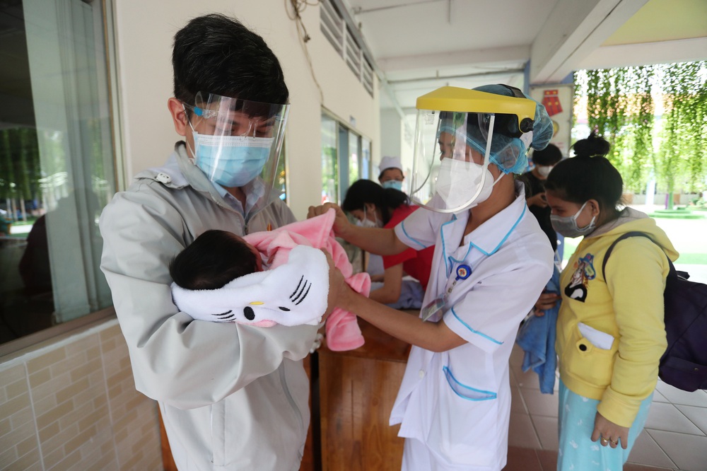 Giọt nước mắt hạnh phúc của nữ tiếp viên xin làm mẹ cho hàng chục trẻ sơ sinh có bố mẹ là F0 - Ảnh 11.