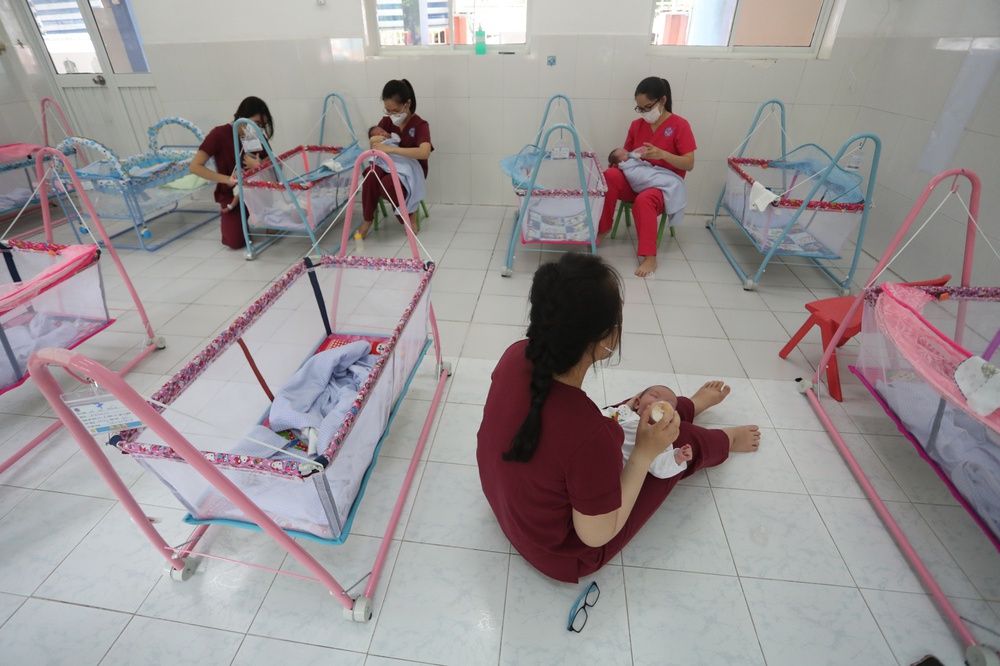 Giọt nước mắt hạnh phúc của nữ tiếp viên xin làm mẹ cho hàng chục trẻ sơ sinh có bố mẹ là F0 - Ảnh 4. Giọt nước mắt hạnh phúc của nữ tiếp viên xin làm mẹ cho hàng chục trẻ sơ sinh có bố mẹ là F0 - Ảnh 4.