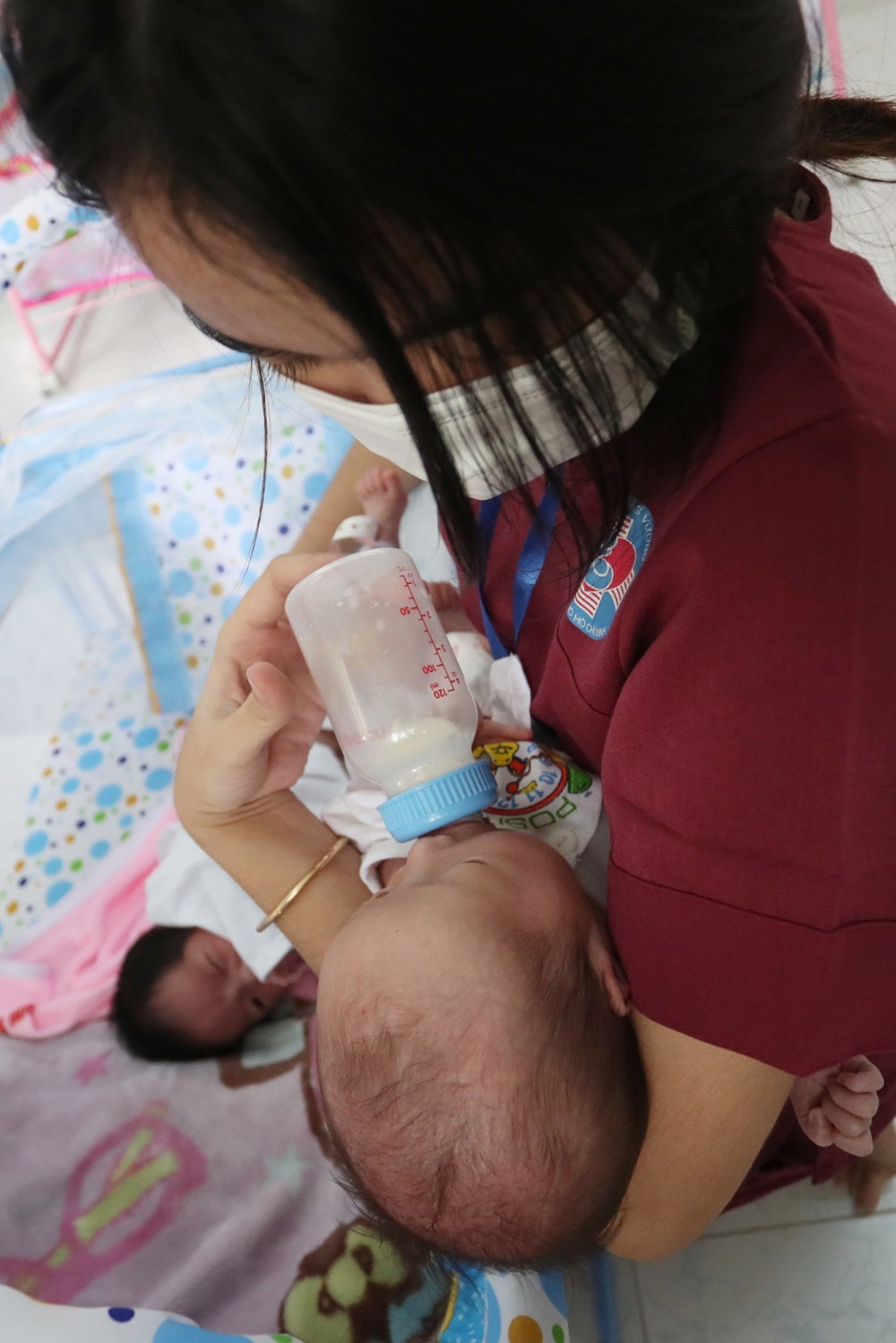 Giọt nước mắt hạnh phúc của nữ tiếp viên xin làm mẹ cho hàng chục trẻ sơ sinh có bố mẹ là F0 - Ảnh 8. Giọt nước mắt hạnh phúc của nữ tiếp viên xin làm mẹ cho hàng chục trẻ sơ sinh có bố mẹ là F0 - Ảnh 8.