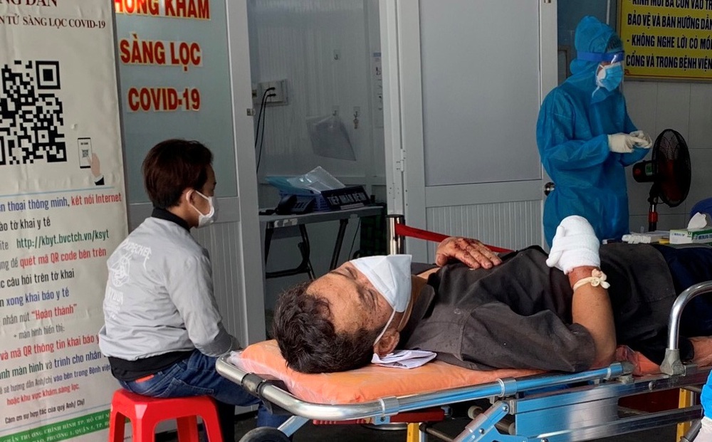 Công an truy tìm người trên xe chở F0 chém lìa tay cựu giáo viên