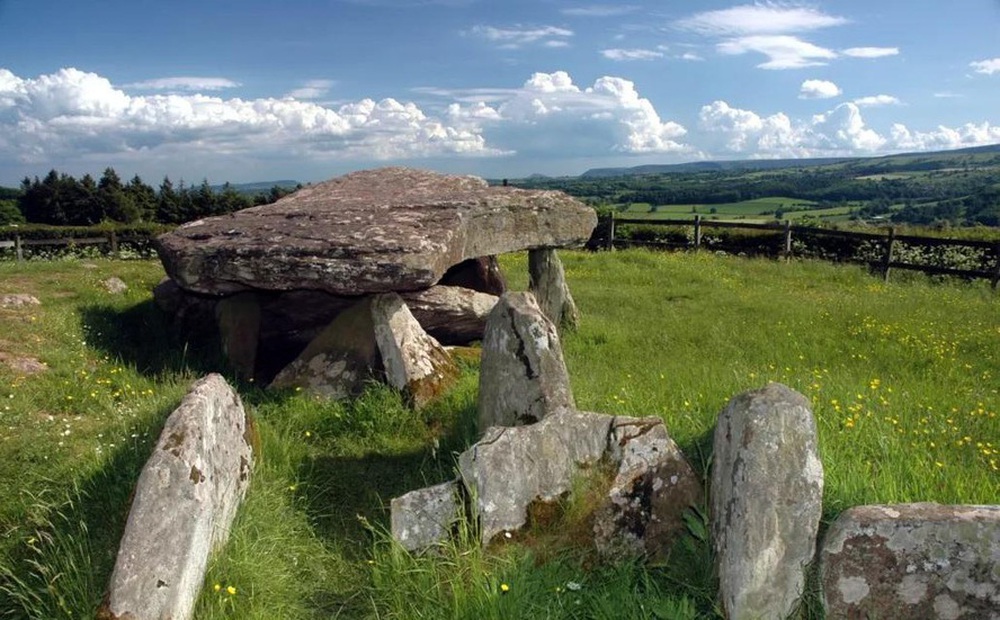 Phát hiện mộ đá liên quan đến vua Arthur, lâu đời hơn bãi đá cổ Stonehenge