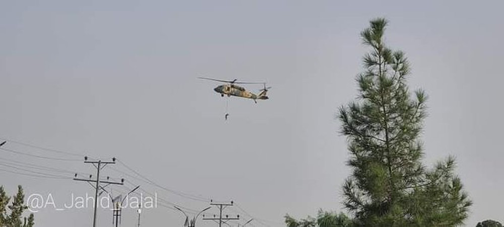 NÓNG: Kinh hoàng cách Taliban vận hành trực thăng UH-60 Black Hawk do Mỹ sản xuất! - Ảnh 4.