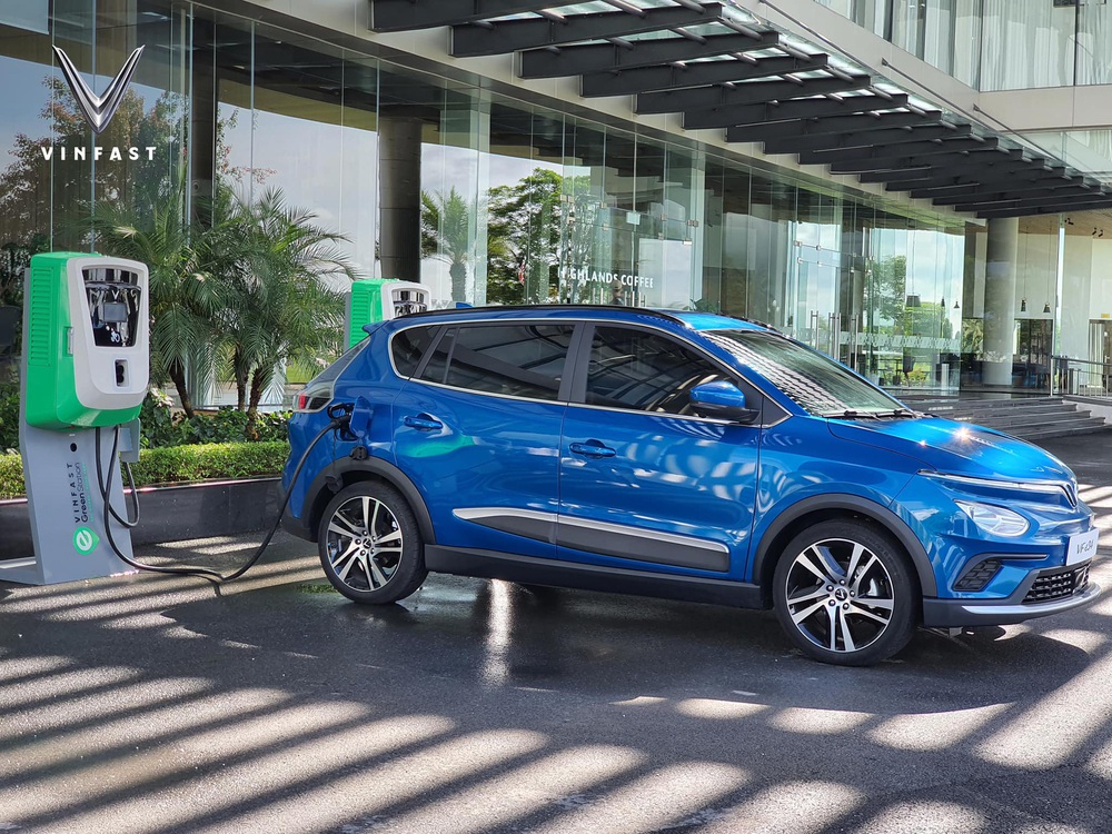 VinFast VF e34 bằng xương, bằng thịt chính thức lộ diện, chiếc ô tô điện gây bão vì quá đẹp - Ảnh 1.