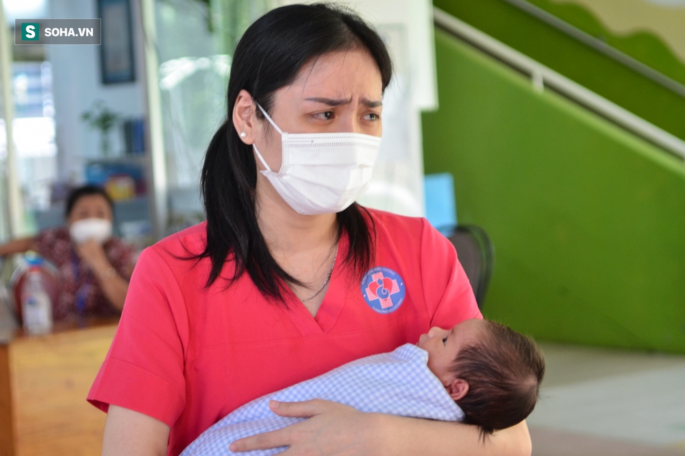 Giọt nước mắt hạnh phúc của nữ tiếp viên xin làm mẹ cho hàng chục trẻ sơ sinh có bố mẹ là F0 - Ảnh 5. Giọt nước mắt hạnh phúc của nữ tiếp viên xin làm mẹ cho hàng chục trẻ sơ sinh có bố mẹ là F0 - Ảnh 5.