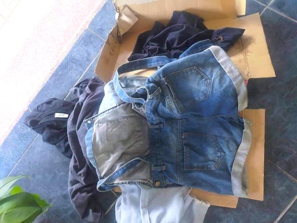 Bé sơ sinh còn nguyên dây rốn đặt trong thùng bìa carton bỏ rơi ở cổng nhà dân - Ảnh 2.