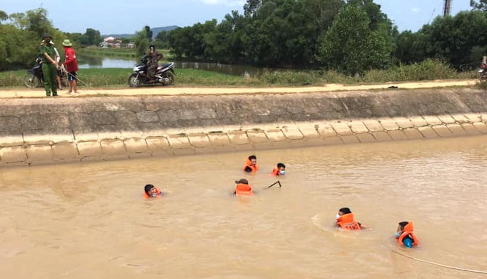 Phát hiện xe ô tô đậu bên mép sông, thi thể một phụ nữ ở dưới nước - Ảnh 2.