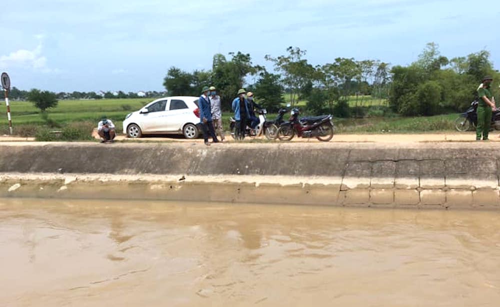 Phát hiện xe ô tô đậu bên mép sông, thi thể một phụ nữ ở dưới nước - Ảnh 1.
