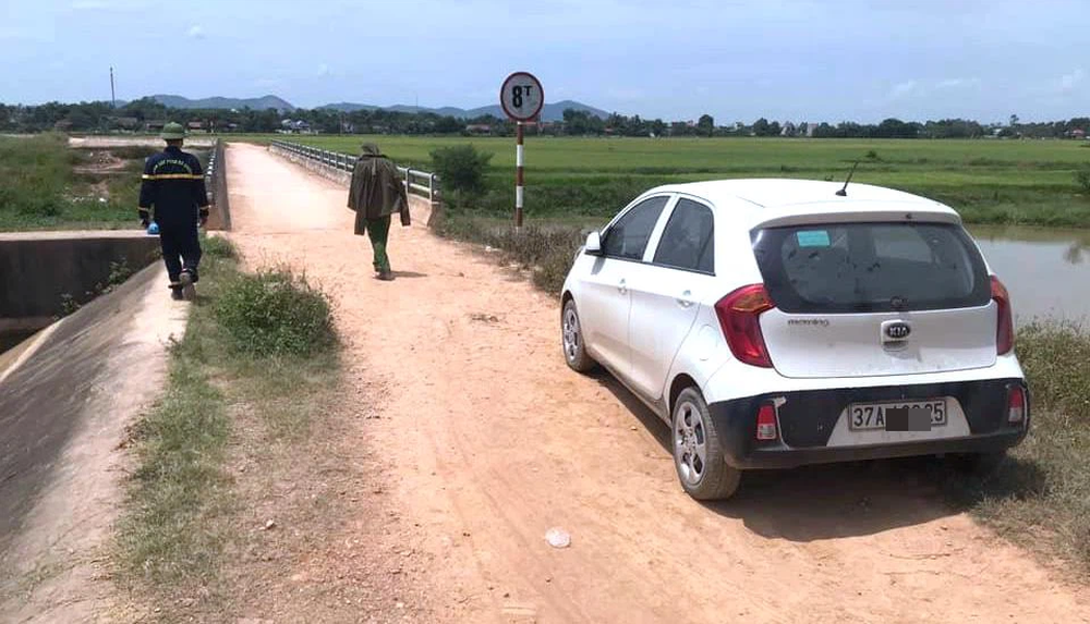 Vụ phát hiện ô tô ở mép sông, thi thể phụ nữ dưới nước: Nạn nhân là chủ 2 nhà nghỉ, giàu có - Ảnh 1.