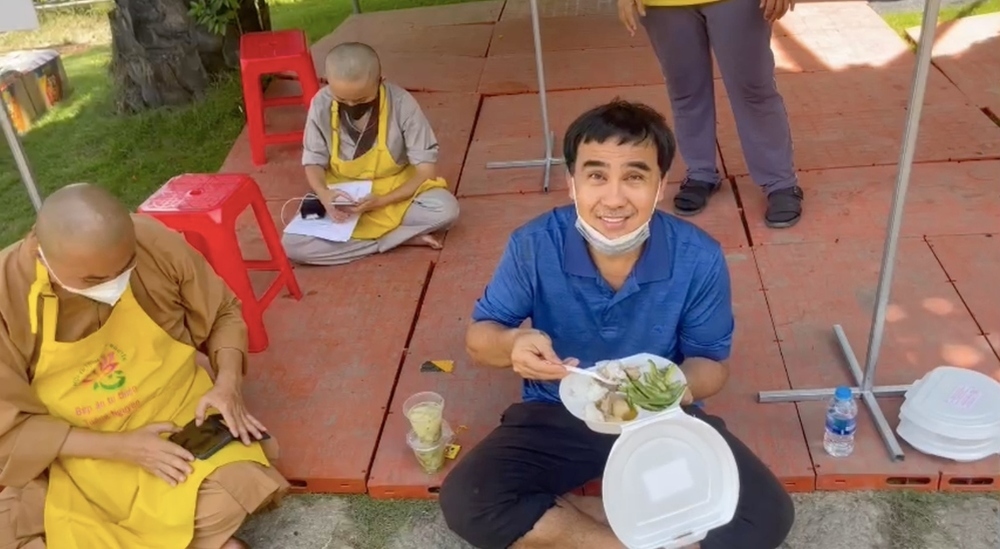 MC Quyền Linh bật khóc: Xin hãy tha lỗi cho tôi, tôi xin lỗi mọi người - Ảnh 3.