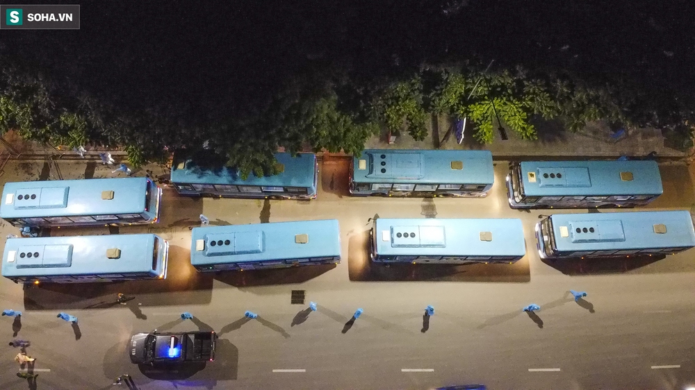 Hà Nội: 8 xe buýt di dời gần 1.200 người dân tại ổ dịch Thanh Xuân Trung đến vùng an toàn - Ảnh 3.