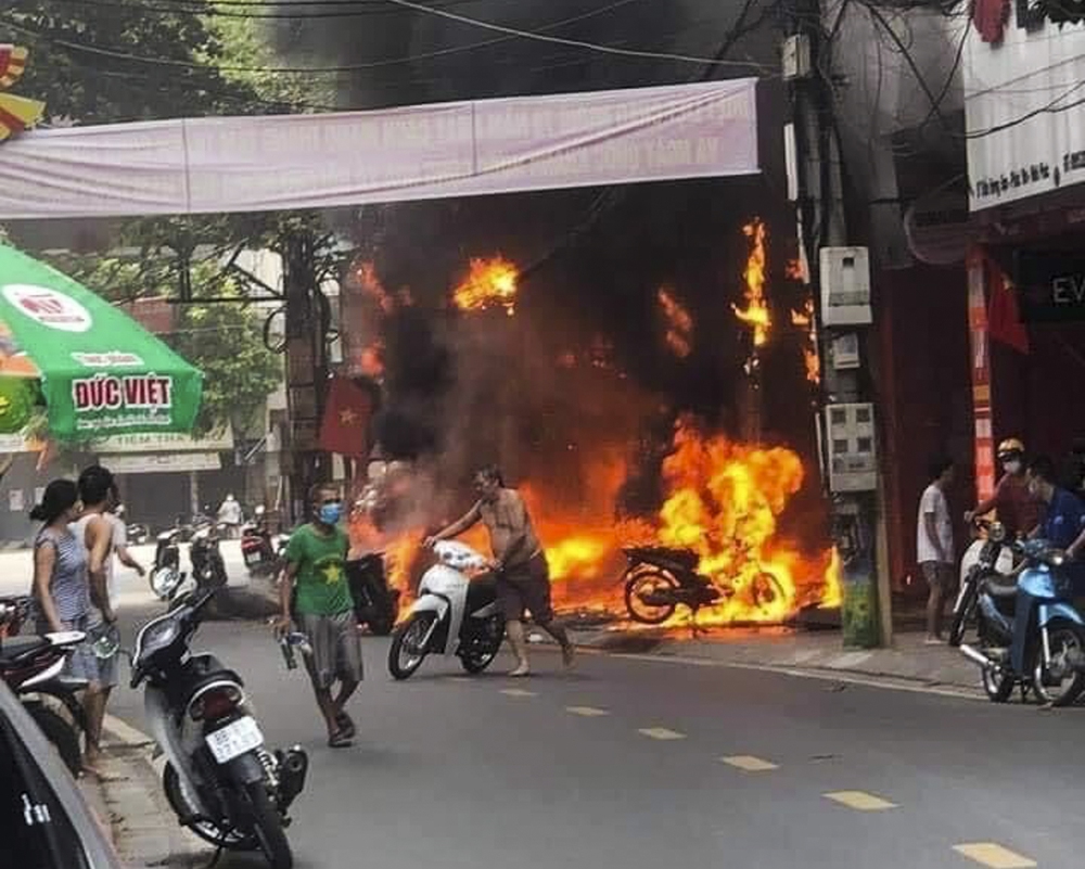 Vĩnh Phúc: 4 ngôi nhà bùng cháy dữ dội giữa trưa, nhiều người đứng ngoài gào khóc thảm thiết - Ảnh 1.