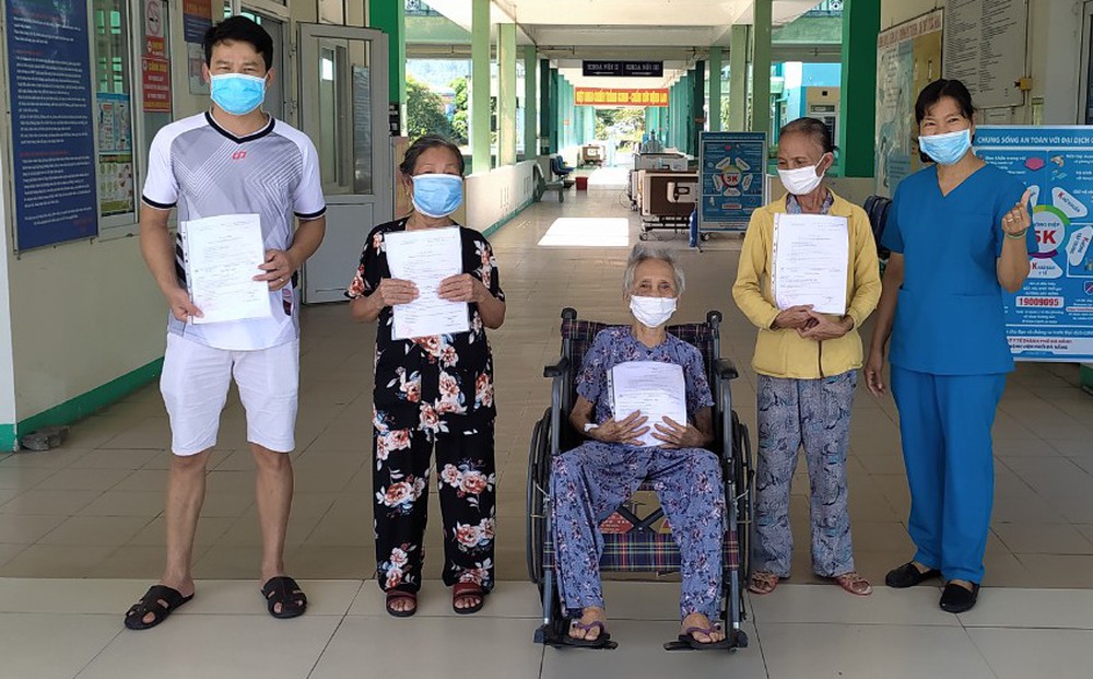Cụ bà 101 tuổi chiến thắng Covid-19, xuất viện sau 11 ngày điều trị