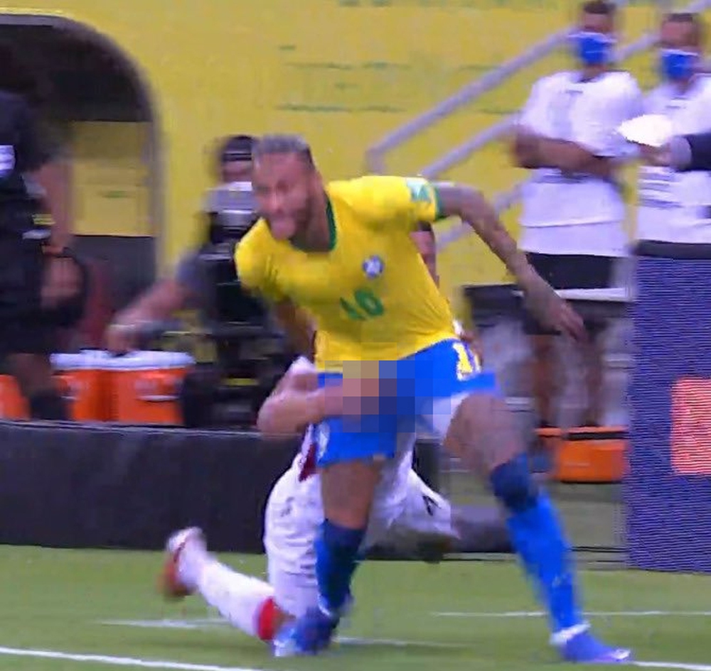 Cầu thủ Peru dùng chiêu độc để cản Neymar - Ảnh 1.