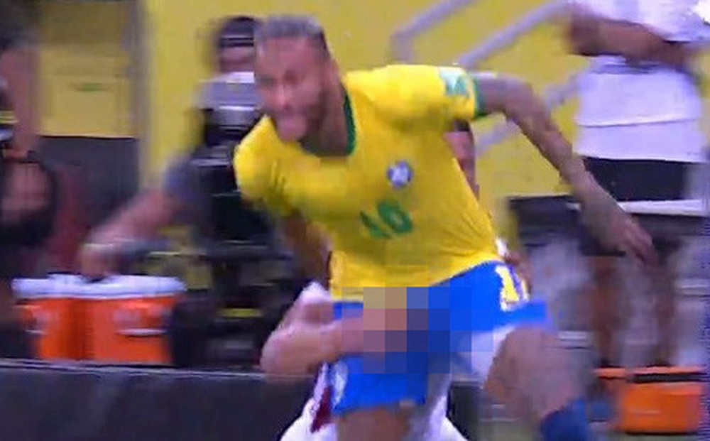 Cầu thủ Peru dùng chiêu độc để cản Neymar