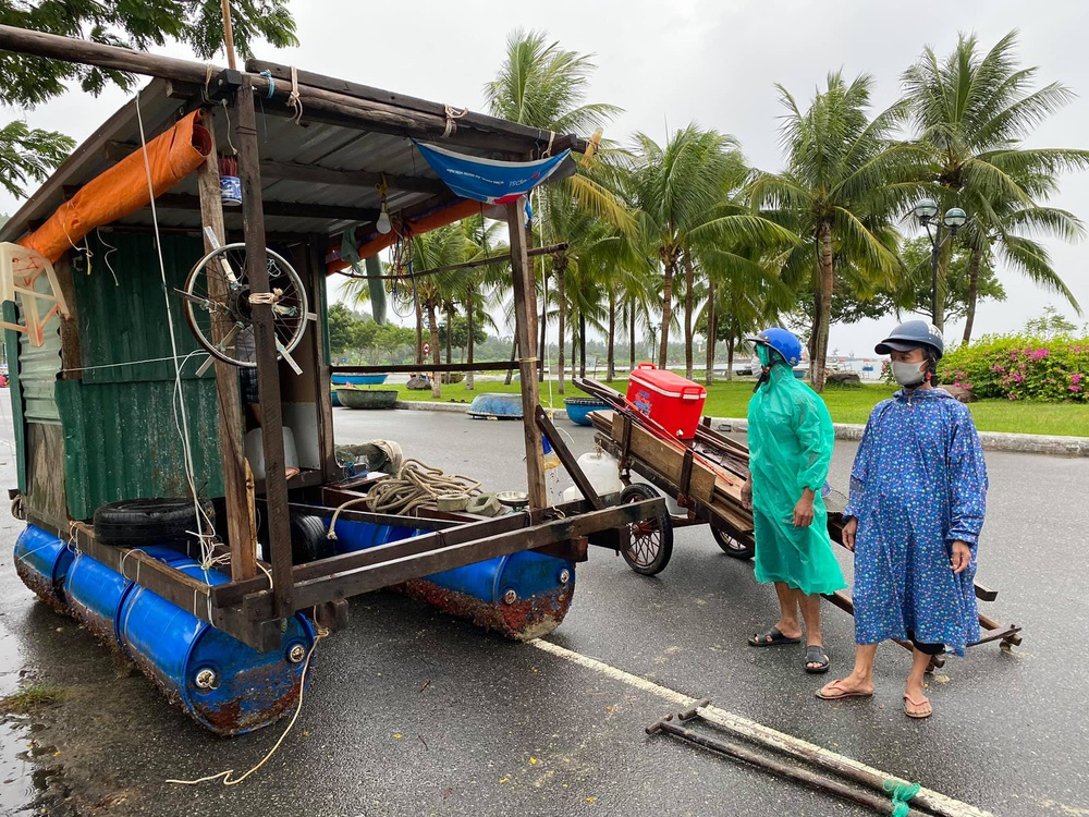 Xót xa cảnh người Đà Nẵng chạy ngược chạy xuôi mua đồ về chống bão giữa tâm dịch - Ảnh 5.