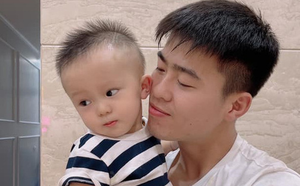Duy Mạnh dành thời gian chăm con trai trong những ngày nghỉ ít ỏi
