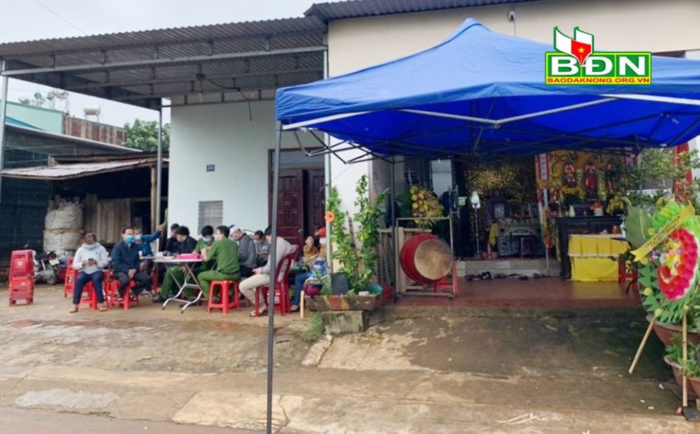 Chồng về nhà phát hiện vợ con chết trong tư thế treo cổ: Nhận định nguyên nhân ban đầu