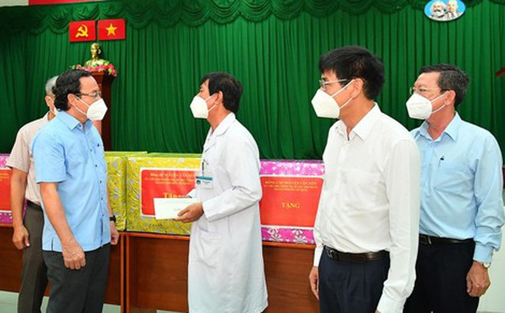 Bí thư Thành ủy TP HCM Nguyễn Văn Nên thăm Bệnh viện Điều trị Covid-19 Cần Giờ