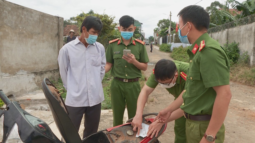 Người phụ nữ 4 con mua ma túy pha nước chanh, bỏ vào cốp xe gài bẫy để công an bắt chồng - Ảnh 1.