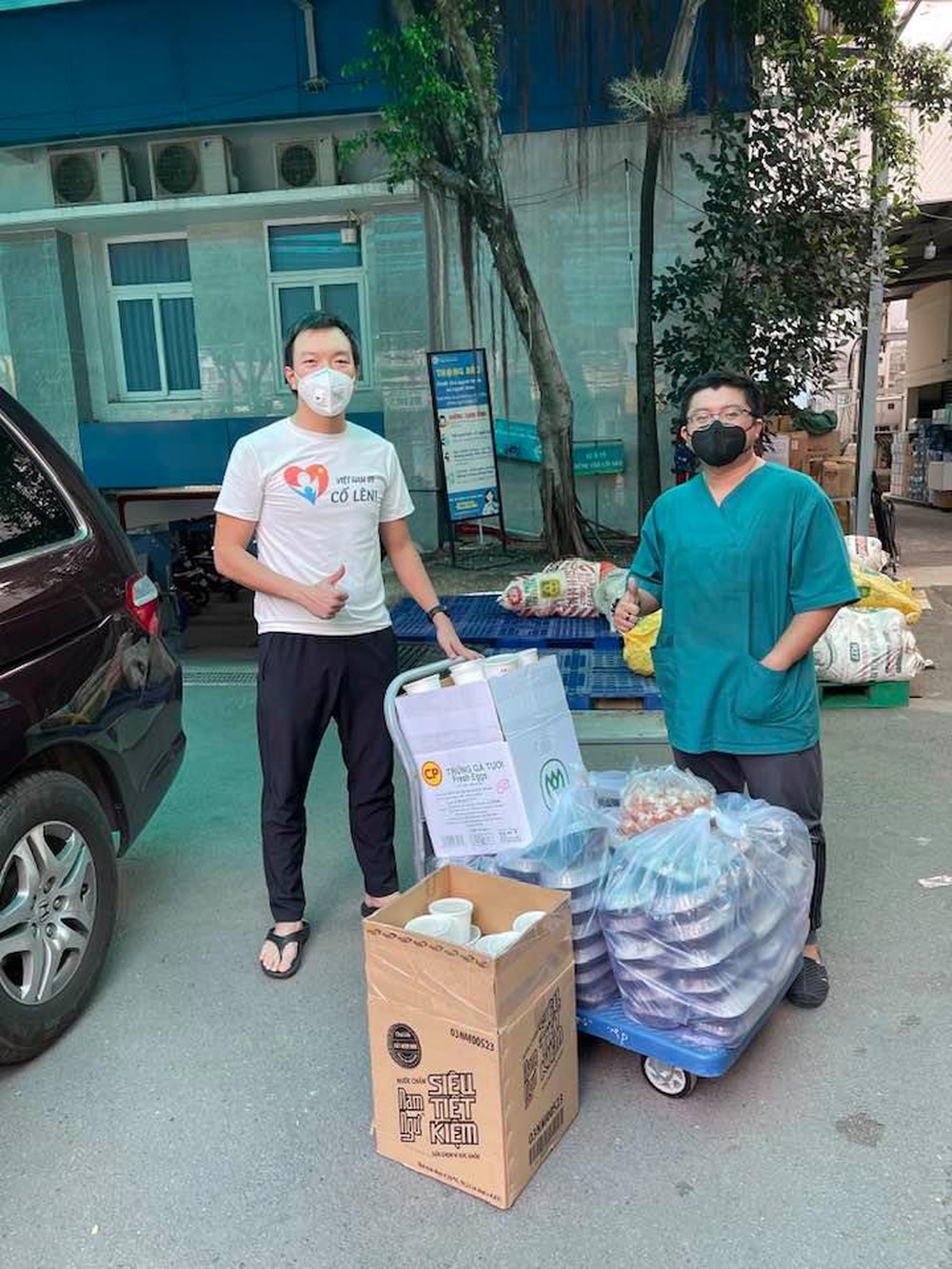 MC Quyền Linh: Tôi ở nhà không nổi, xót xa lắm, phải lao ra đường - Ảnh 1. MC Quyền Linh: Tôi ở nhà không nổi, xót xa lắm, phải lao ra đường - Ảnh 1.