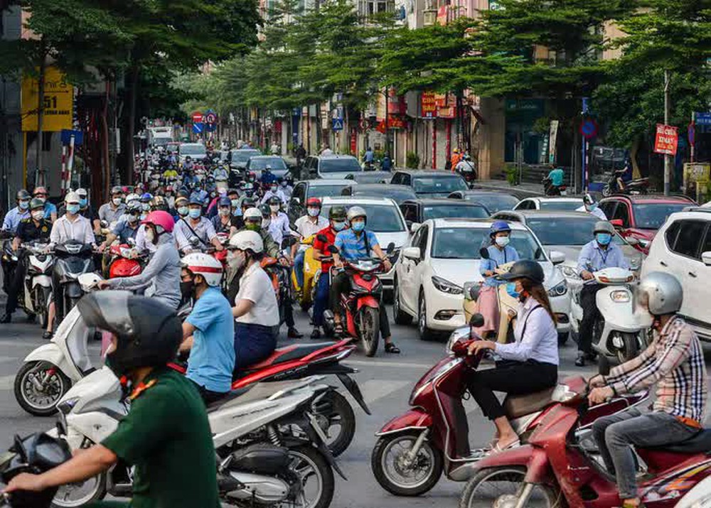 CLIP: Cảnh đường phố Hà Nội đông đúc trong ngày đầu tuần - Ảnh 8.