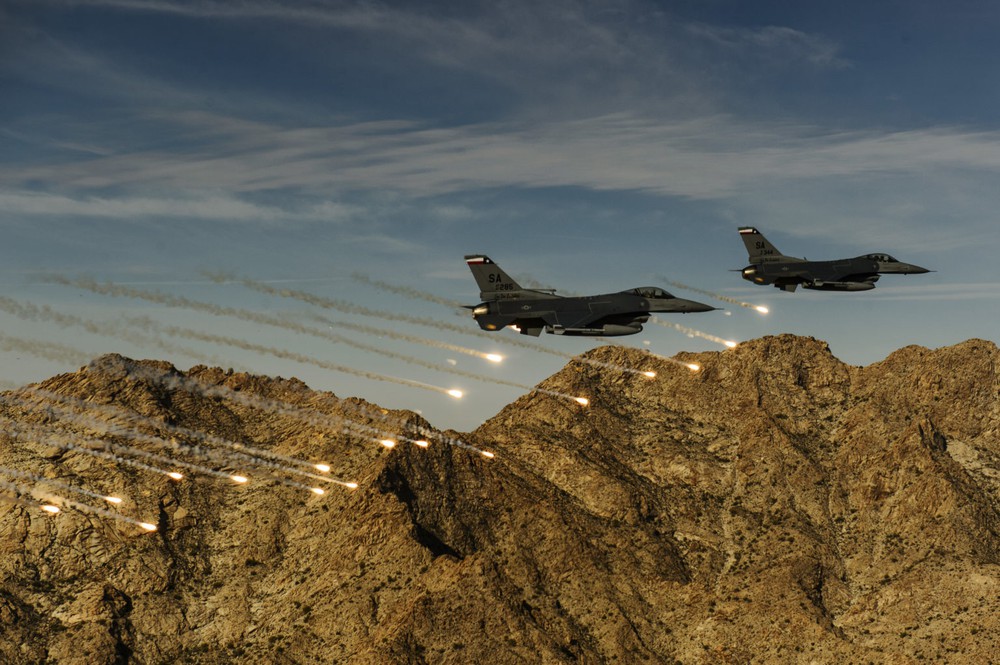 Phi công F-16 Mỹ bị tên lửa tấn công tới tấp: Pha thoát chết ngoạn mục đi vào lịch sử! - Ảnh 2. Phi công F-16 Mỹ bị tên lửa tấn công tới tấp: Pha thoát chết ngoạn mục đi vào lịch sử! - Ảnh 2.