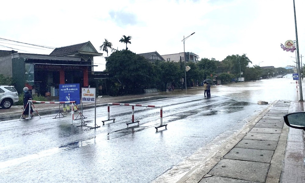 Quốc lộ 1A ở Hà Tĩnh có điểm ngập sâu gần 1m, xe cộ không thể đi qua - Ảnh 3.